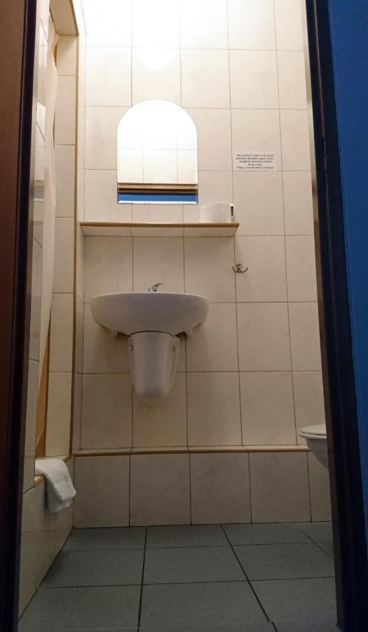 Dom Weselny Wenus Pokoje Hotelowe Przedborz Exterior foto